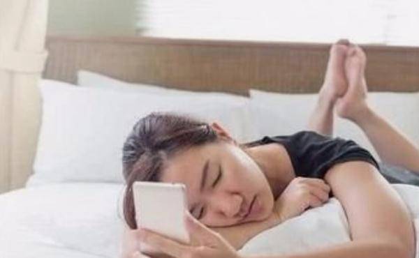 华为手机用久了会发热
:经常躺在床上玩手机，时间久了身体会出现哪些症状？